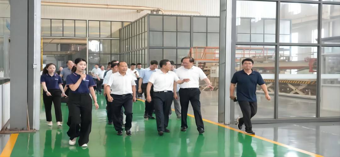 省人大常委會副主任、黨組書記楊東奇到新港集團(tuán)走訪調(diào)研，點(diǎn)贊新港仿生膠技術(shù)創(chuàng)新